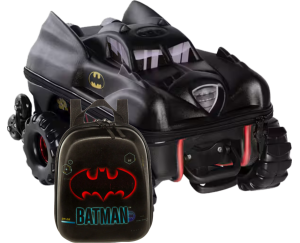 KIT MOCHILA 3D C/ RODINHA + LANCHEIRA DIPLOMATA BATMOVEL MONSTER TRUCKS